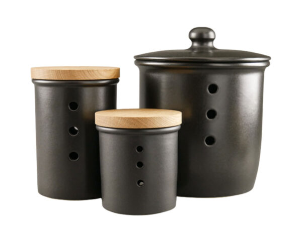 Set aus Vorratsdosen für Gemüse, wie Kartoffel, Zwiebeln und Knoblauch. Keramik Dosen halten das Gemüse länger frisch.